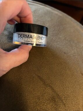 Dermablend Loose Setting Powder in Clear Jar with Black Lid